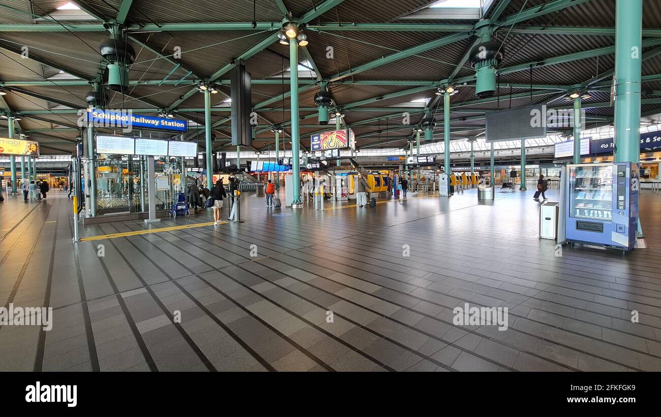 Haupthalle am Flughafen Amsterdam Schiphol Stockfoto