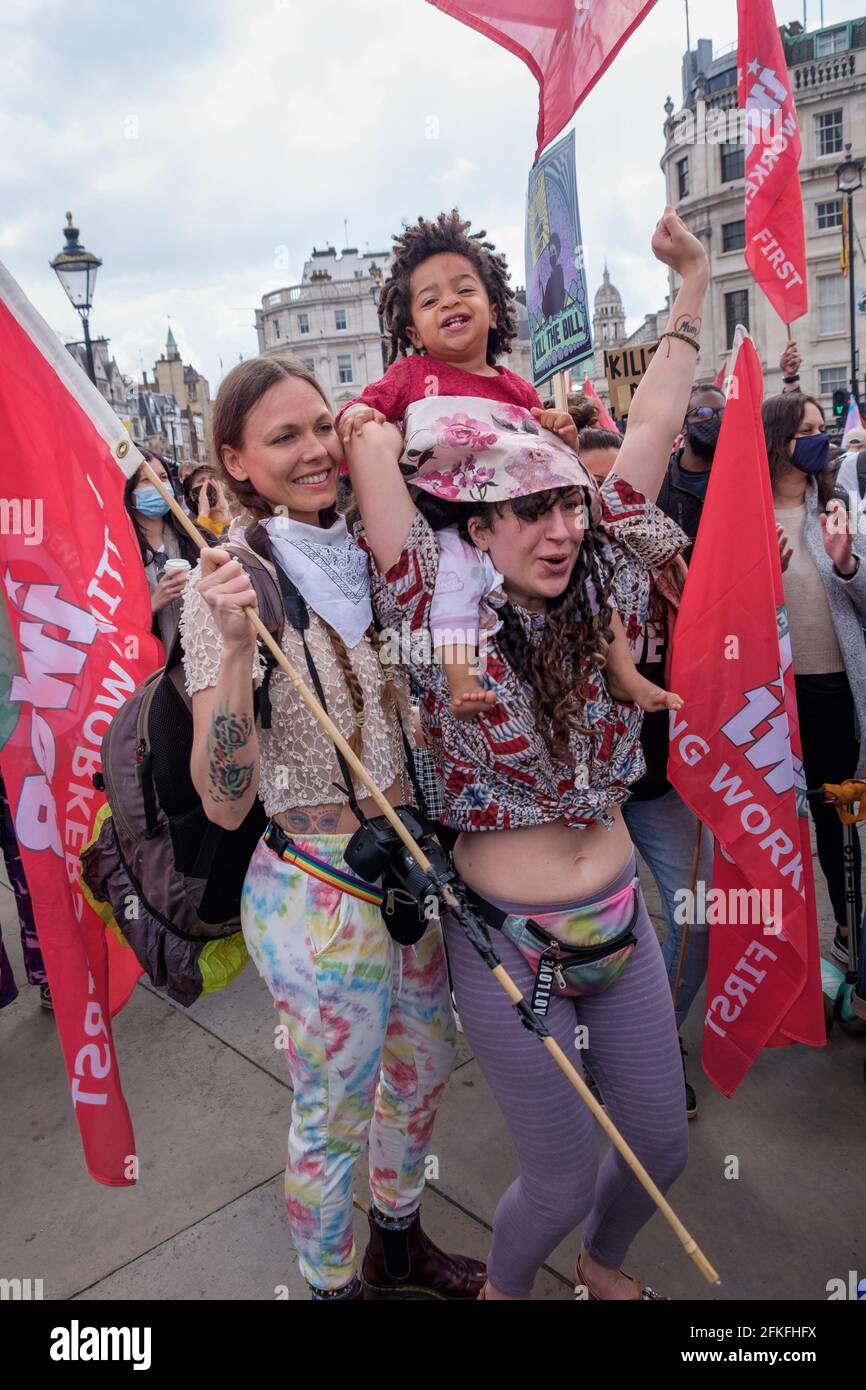 London, Großbritannien. Mai 2021. IWGB-Frauen mit Kind. Mehrere Tausend hielten eine Kundgebung auf dem Trafalgar Square ab, bevor sie an den Justizministerien, dem DWP und dem Bildungsministerium vorbei zum Innenministerium gegen das Gesetz über Polizei, Kriminalität, Verurteilung und Gerichte marschierten, das wirksame Proteste verbieten, viele kriminalisieren und neue Straftaten mit schweren Strafen verursachen wird, die Zigeuner diskriminieren, Roma und Reisende sowie die Ausweitung rassistischer Stopp- und Suchmächte. Peter Marshall/Alamy Live News Stockfoto