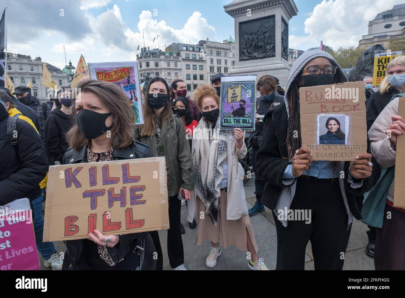 London, Großbritannien. Mai 2021. Menschen halten Plakate. Mehrere Tausend hielten eine Kundgebung auf dem Trafalgar Square ab, bevor sie an den Justizministerien, dem DWP und dem Bildungsministerium vorbei zum Innenministerium gegen das Gesetz über Polizei, Kriminalität, Verurteilung und Gerichte marschierten, das wirksame Proteste verbieten, viele kriminalisieren und neue Straftaten mit schweren Strafen verursachen wird, die Zigeuner diskriminieren, Roma und Reisende sowie die Ausweitung rassistischer Stopp- und Suchmächte. Peter Marshall/Alamy Live News Stockfoto