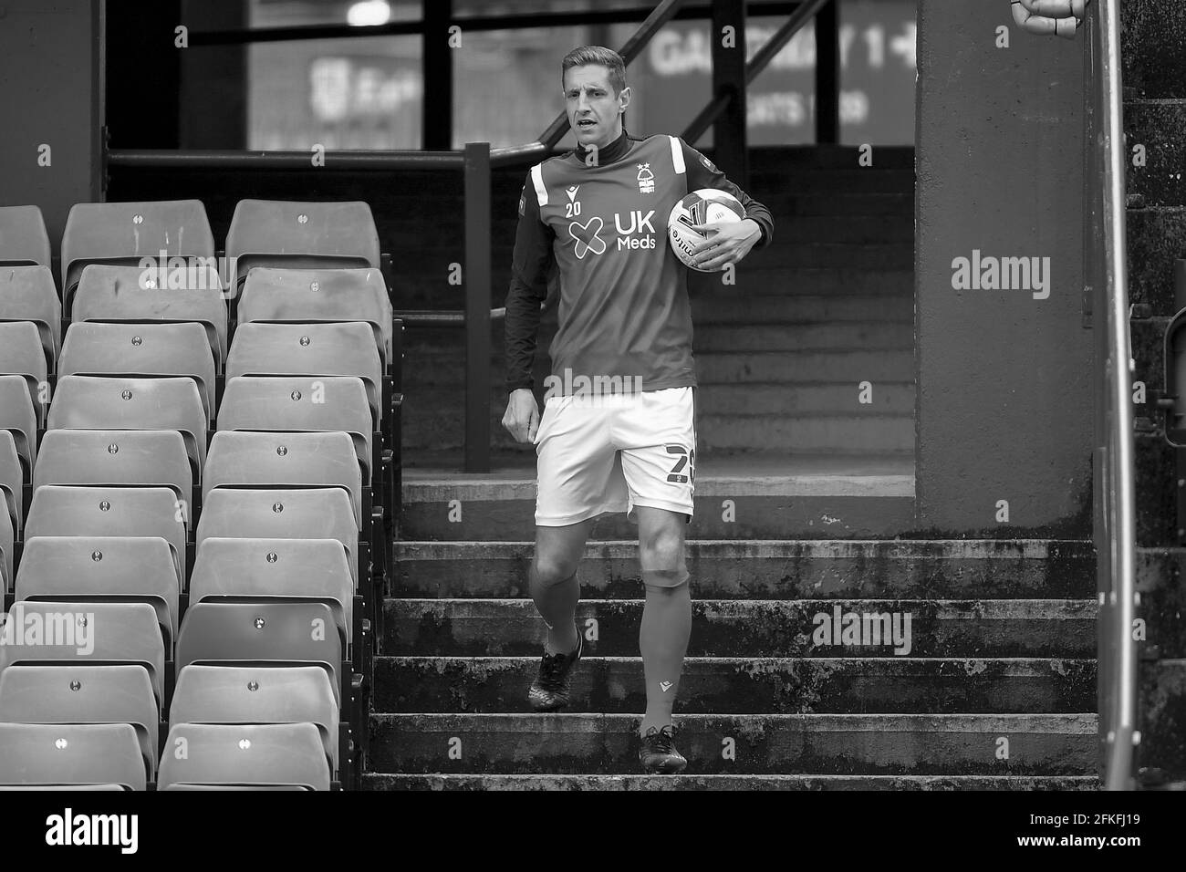 SHEFFIELD, GROSSBRITANNIEN. 1. MAI Michael Dawson (20) aus Nottingham Forest holt einen Ball aus dem Stand, nachdem er das Tor während des Sky Bet Championship-Spiels zwischen Sheffield Wednesday und Nottingham Forest in Hillsborough, Sheffield, am Samstag, 1. Mai 2021, verpasst hat. (Kredit: Jon Hobley, Mi News) Kredit: MI Nachrichten & Sport /Alamy Live News Stockfoto