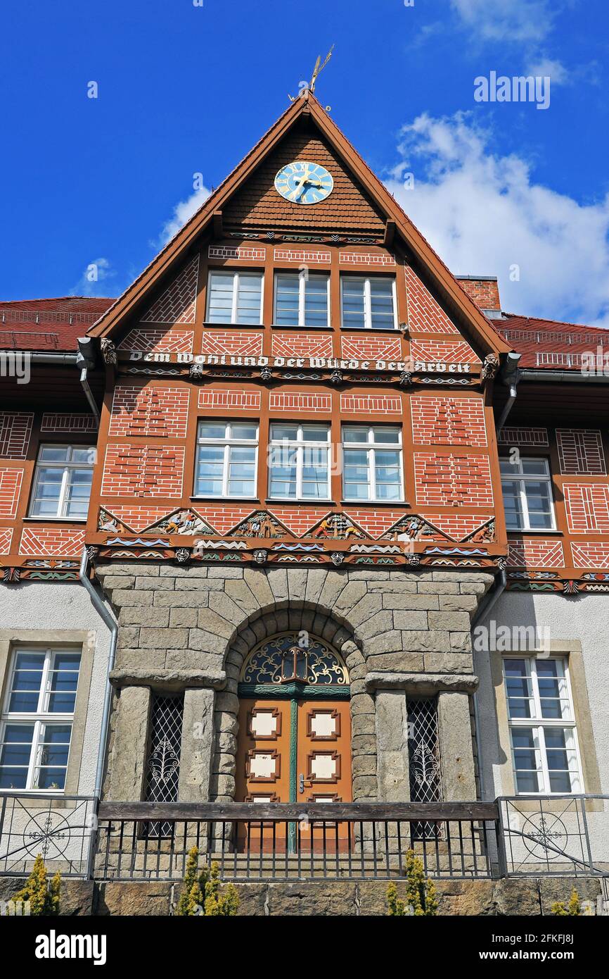 Schierke, Deutschland. April 2021. Das historische Rathaus wurde 1926 mit einer Fachwerkdecke mit aufwändigen bunten Schnitzereien erbaut. Die Schnitzereien repräsentieren die Berufe der Region, vom Schnitzer über Holzfäller bis zum Tourismusgewerbe. Es wurde 2007 umfassend renoviert. Quelle: Peter Gercke/dpa-Zentralbild/ZB/dpa/Alamy Live News Stockfoto
