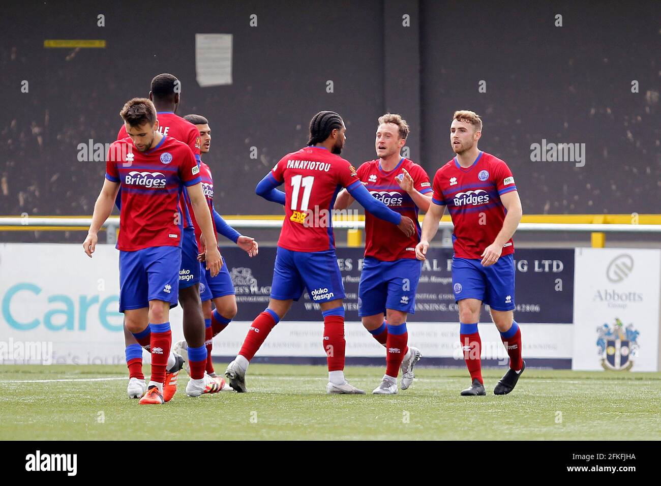 Sutton, Großbritannien. Oktober 2020. SUTTON, Vereinigtes Königreich, MAI 01: TOR - Ricky Miller von Aldershot Town bringt die Punktzahlen während der National League zwischen Sutton United und Aldershot Town in der Gander Green Lane, Sutton, am 01. Mai 2021 auf den ersten Platz Kredit: Action Foto Sport/Alamy Live News Stockfoto