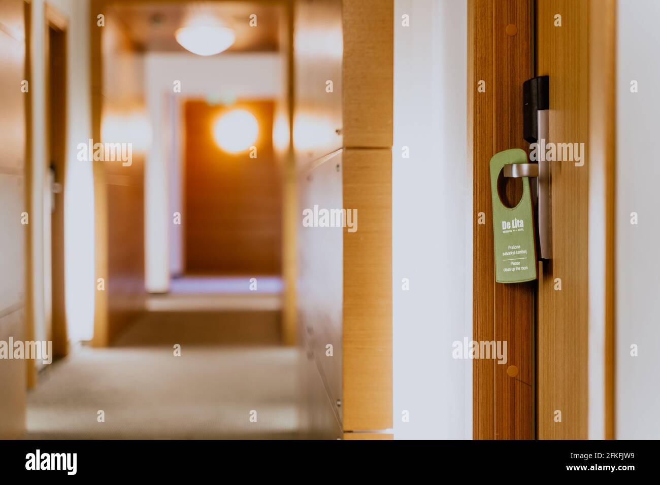 Selektive Fokusaufnahme einer Tür mit dem Zeichen 'Nicht stören' im Hotel Stockfoto