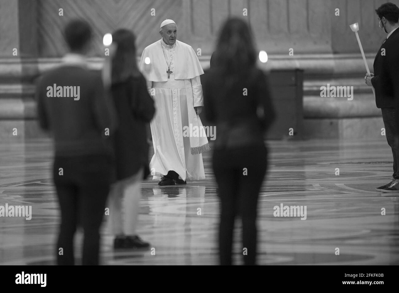 Rom, Italien. Mai 2021. 1. Mai 2021: Papst Franziskus steht dem Rosenkranzgebet vor der Muttergottes von Sukcor in der Gregorianischen Kapelle im Vatikan vor. Kredit: Unabhängige Fotoagentur/Alamy Live Nachrichten Stockfoto