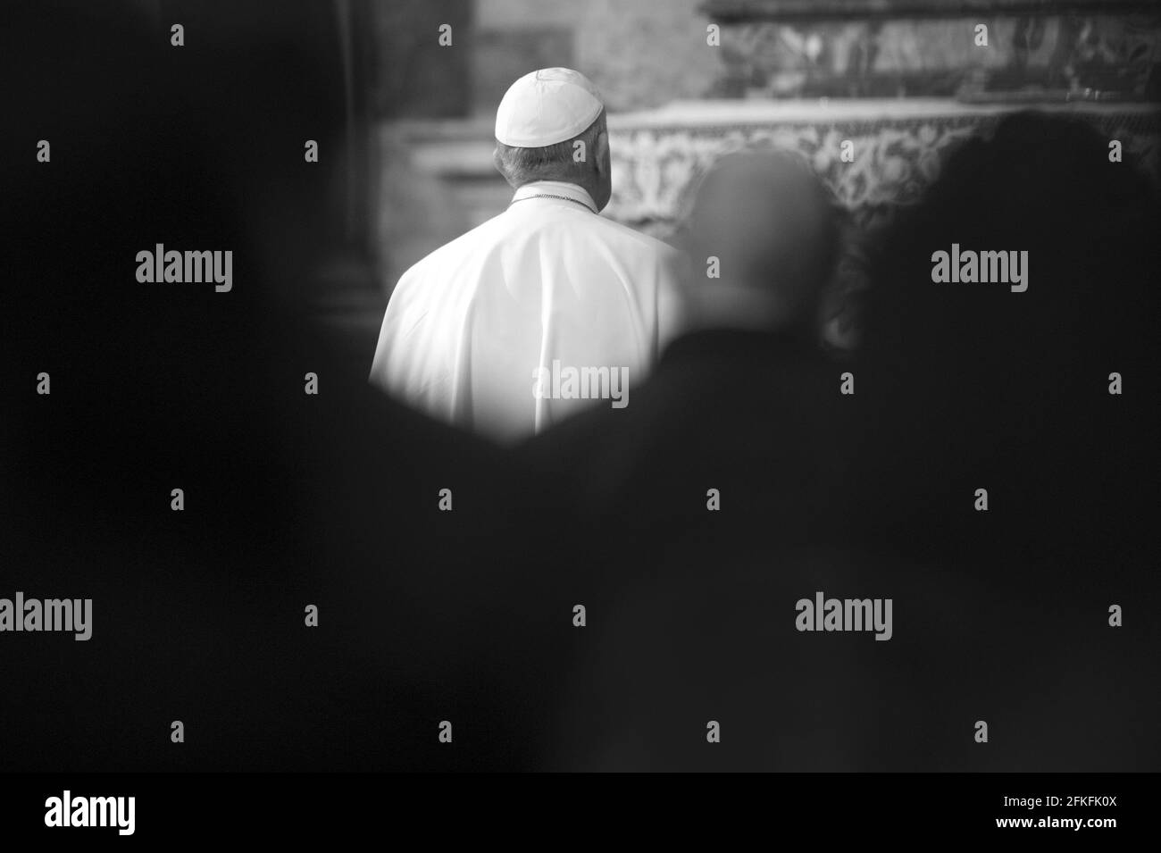 Rom, Italien. Mai 2021. 1. Mai 2021: Papst Franziskus steht dem Rosenkranzgebet vor der Muttergottes von Sukcor in der Gregorianischen Kapelle im Vatikan vor. Kredit: Unabhängige Fotoagentur/Alamy Live Nachrichten Stockfoto