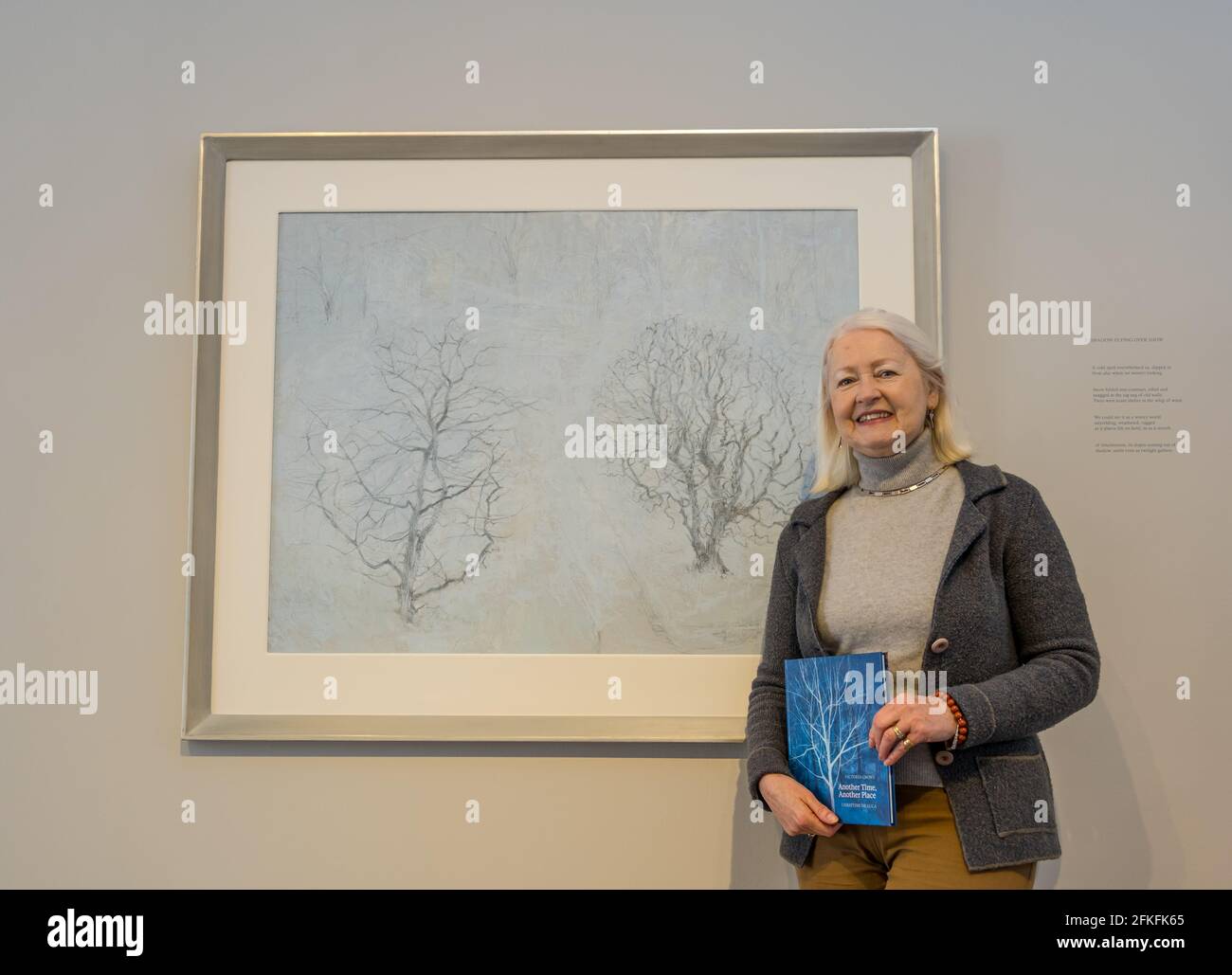 Christine de Luca, schottische Dichterin mit Victoria Crowe, Malerei in der Ausstellung, Scottish Gallery, Edinburgh, Schottland, Großbritannien Stockfoto