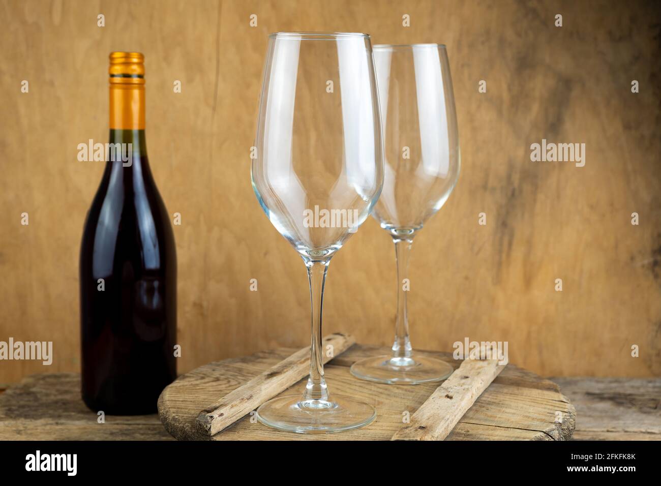 Zwei leere Weingläser und eine Flasche Wein stehen auf dem Tisch. Romantisches Abendessen. Wein trinken. Wineglass. Stockfoto