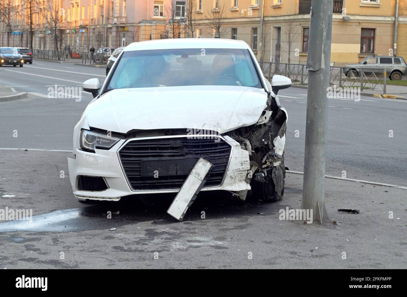 Das vordere Teil des beschädigten Fahrzeugs als Folge Des Unfalls am Pol.Autounfallversicherung Stockfoto