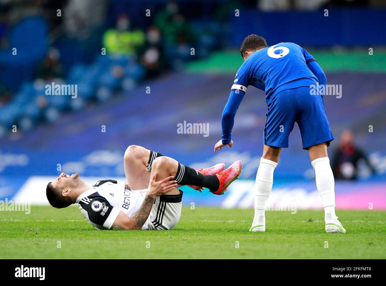Fulhams Aleksandar Mitrovic (links) scheint verletzt zu sein, als ihn Chelseas Thiago Silva während des Spiels in der Premier League in Stamford Bridge, London, tröstet. Ausgabedatum: Samstag, 1. Mai 2021. Stockfoto