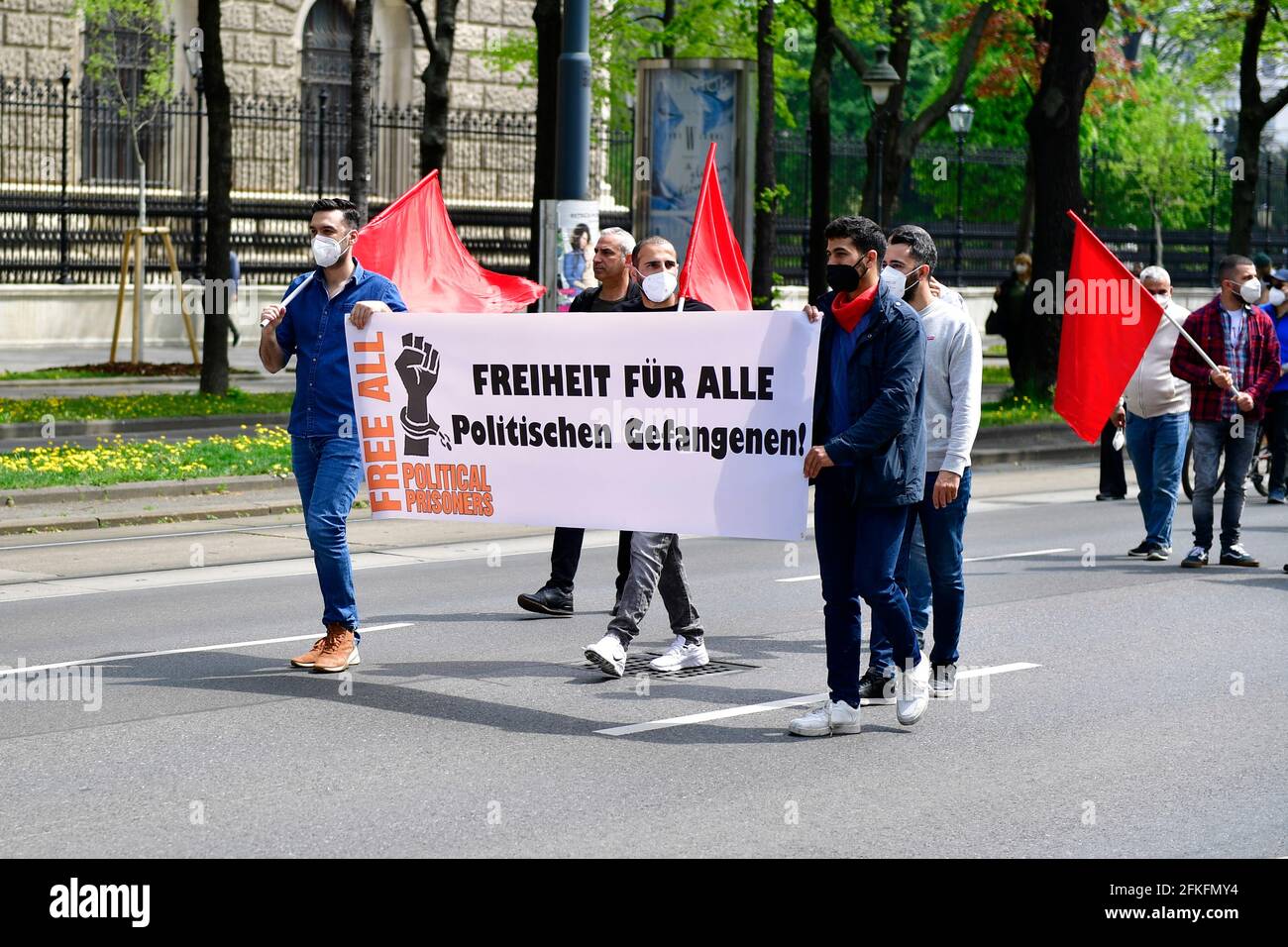 Wien, Österreich. Mai 2021. Großer Demonstrationstag am 1. Mai in Wien. Die Polizei erwartet auch mehrere nicht registrierte Demonstrationen und wird aus Sicherheitsgründen mehrere Straßen in der Wiener Innenstadt absperren. Große Demonstration verschiedener linker Gruppen in der Innenstadt von Wien. Freiheit für alle politischen Gefangenen. Stockfoto