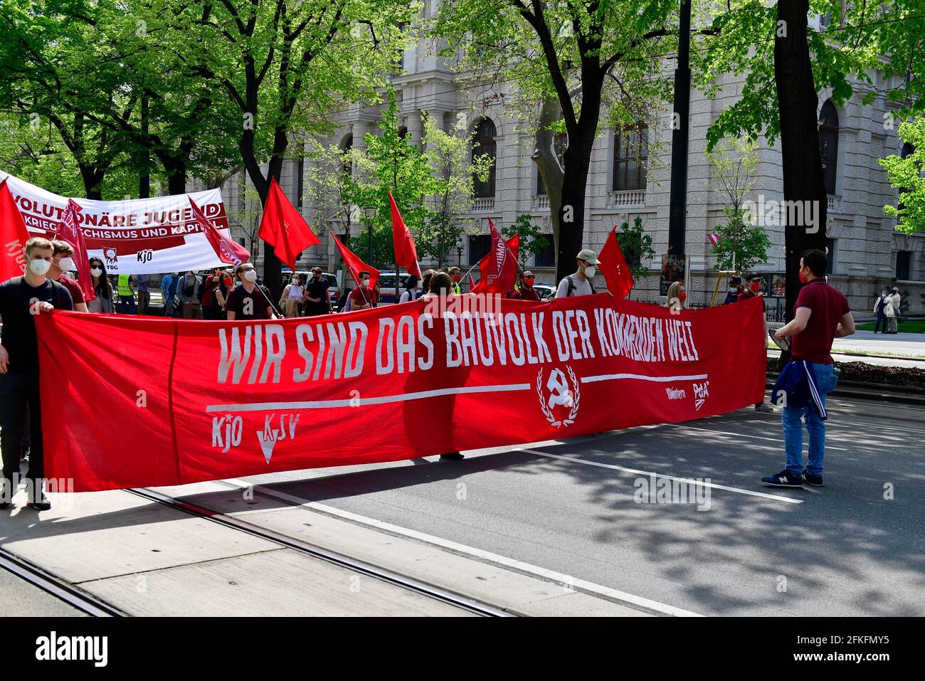 Wien, Österreich. Mai 2021. Großer Demonstrationstag am 1. Mai in Wien. Die Polizei erwartet auch mehrere nicht registrierte Demonstrationen und wird aus Sicherheitsgründen mehrere Straßen in der Wiener Innenstadt absperren. Große Demonstration verschiedener linker Gruppen in der Innenstadt von Wien. Wir sind die Erbauer der Welt, die kommen wird. Stockfoto