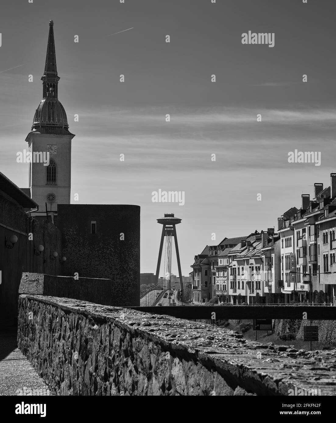 Schwarzweißansicht der St. Martins-Kathedrale, der UFO-Brücke und der Altstadtmauern in Bratislava, Slowakei. Stockfoto