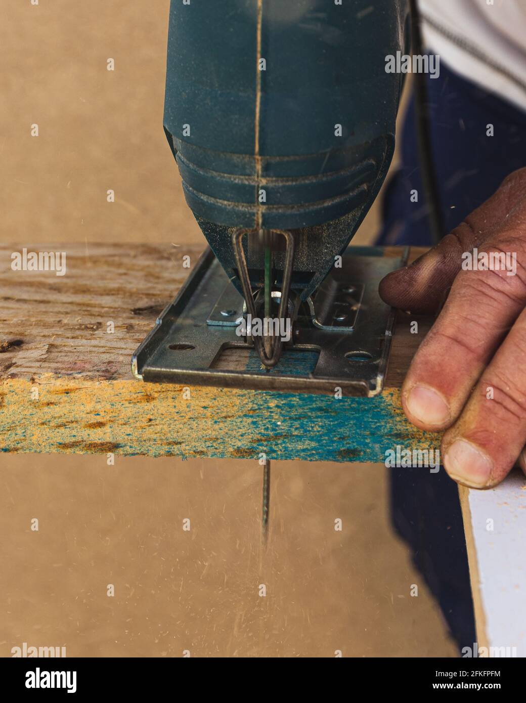 Holzsägen von einem Handarbeiter Stockfoto