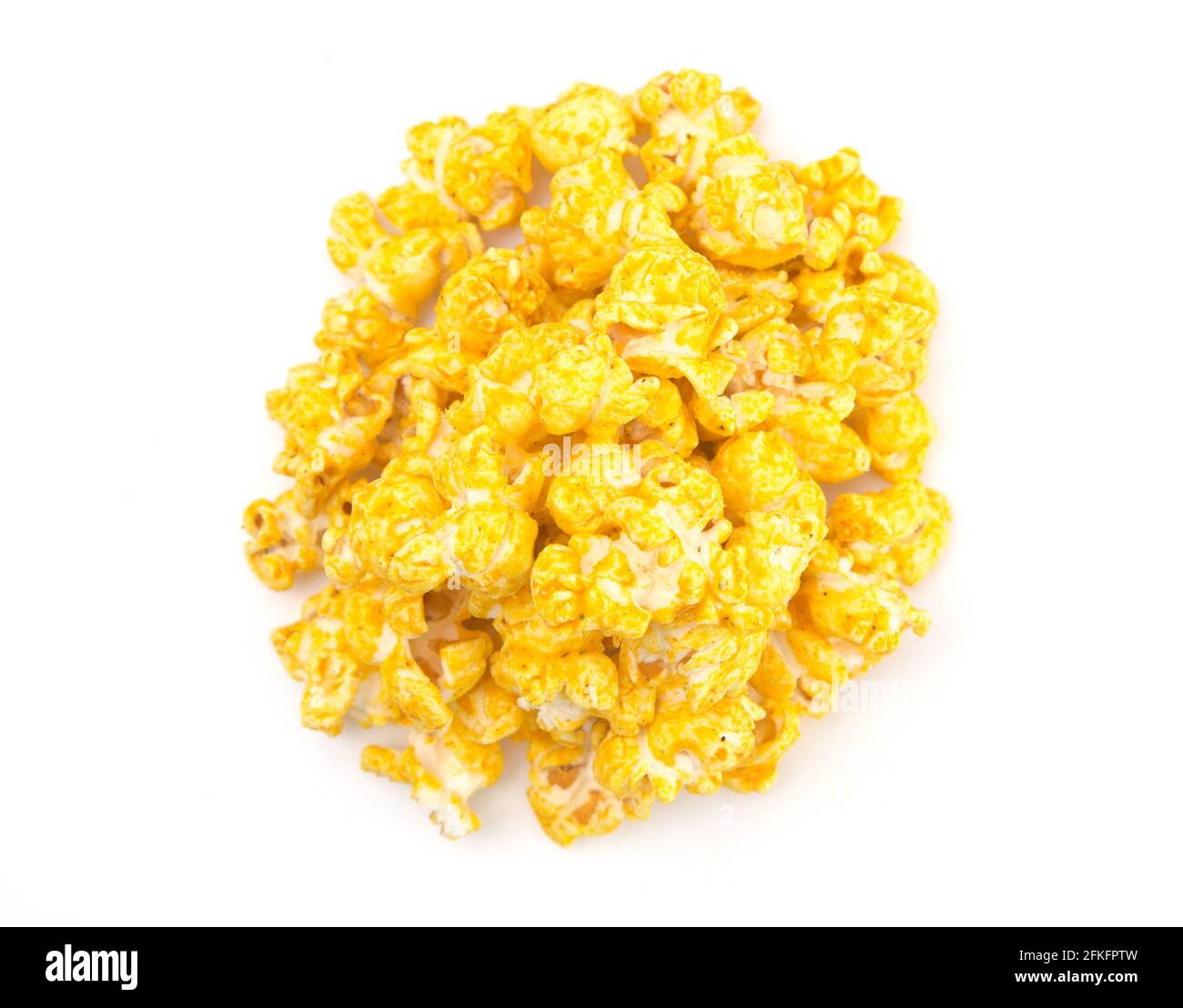 Aromatisierter Käse Popcorn auf weißem Hintergrund Stockfoto