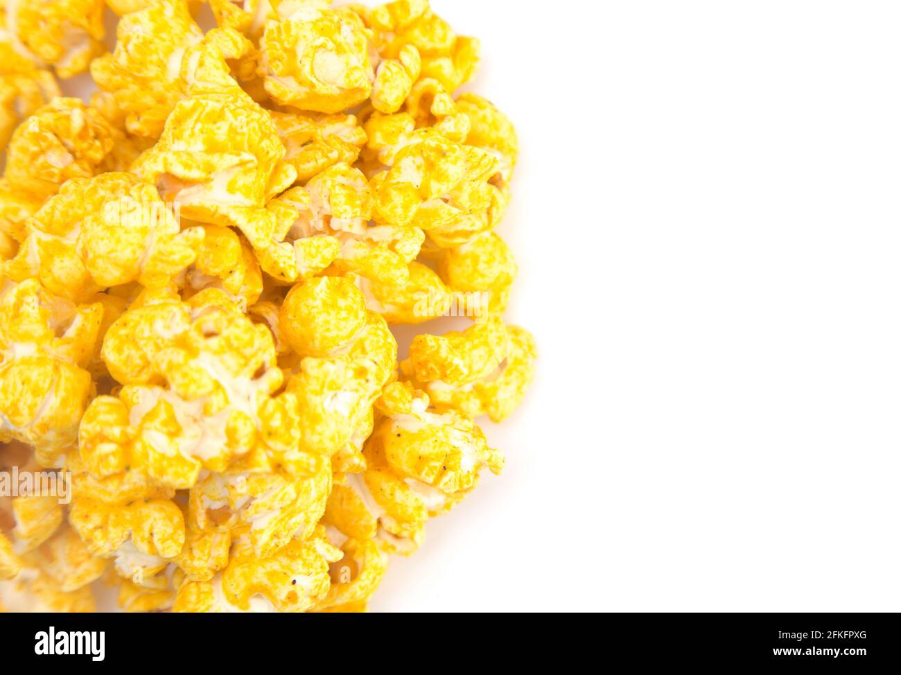 Aromatisierter Käse Popcorn auf weißem Hintergrund Stockfoto