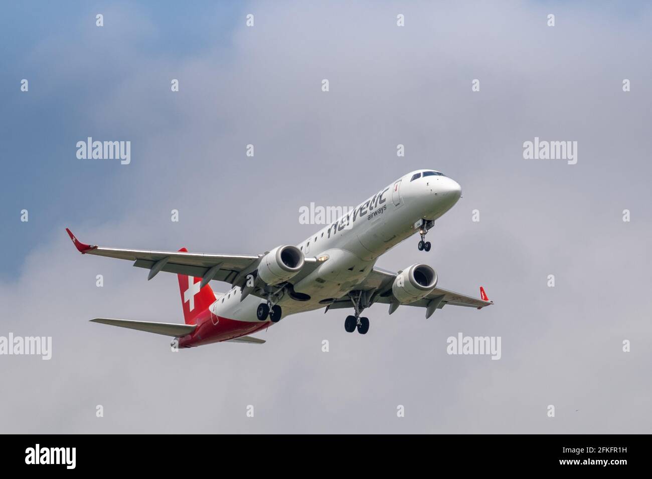 Madrid, Spanien; 10. April 2021: Helvetic Airways Embraer 195 landet auf dem Flughafen Barajas. Stockfoto