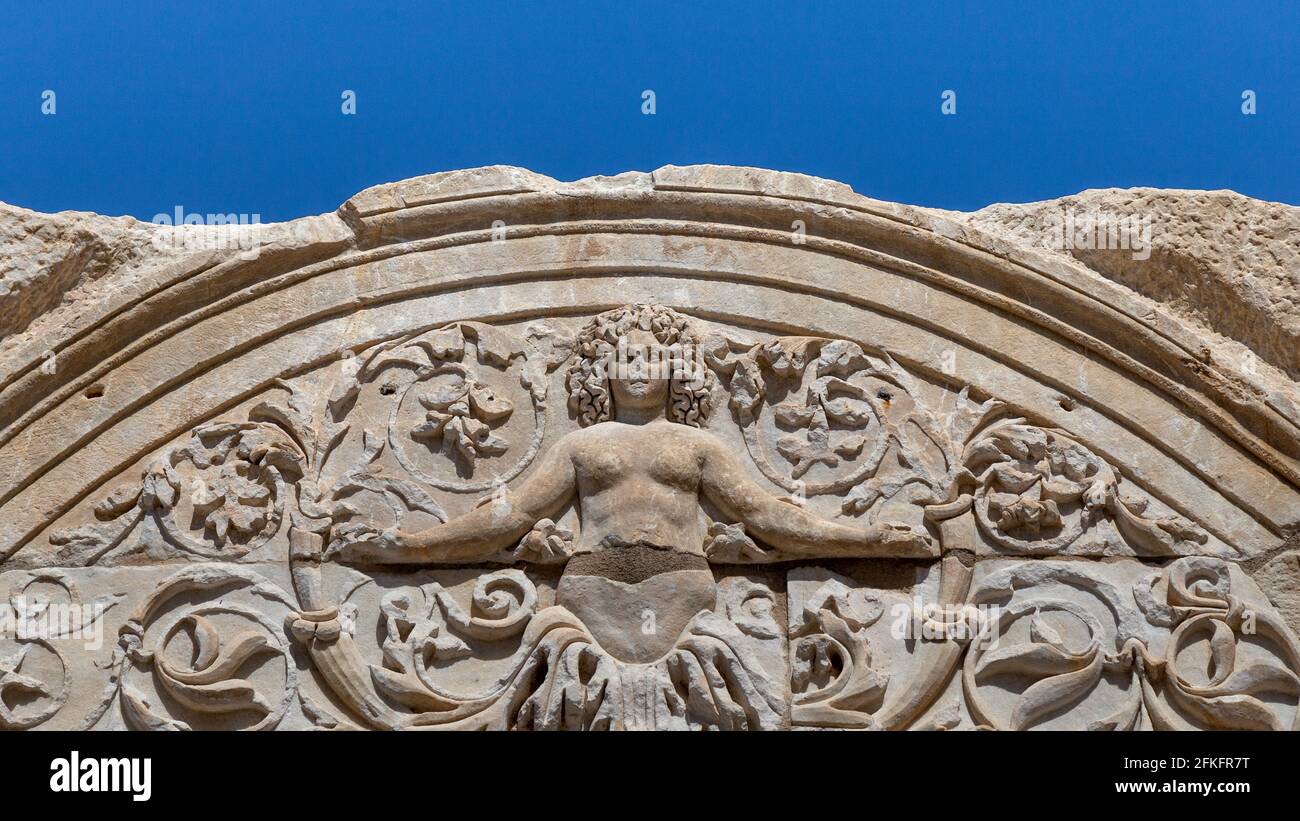 Marmorreliefs in der historischen antiken Stadt Ephesus, in Selcuk, Izmir, Türkei.Hadrianstempel und Steinbogen mit Medusa-Figur in der antiken Stadt Ephesus. Stockfoto