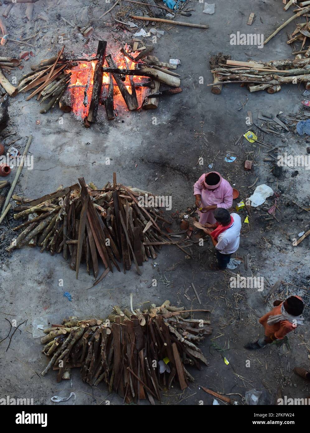 Neu-Delhi, Indien. Mai 2021. Neu-Delhi: Verwandte und Familienmitglieder führen letzte Riten in der Nähe mehrerer Scheiterhaufen von Opfern von COVID-19 durch, die am Samstag, den 1. Mai 2021, in Neu-Delhi, Indien, in ein Krematorium zur Massenverbrennung umgewandelt wurden. Foto von Abhishek/UPI Credit: UPI/Alamy Live News Stockfoto