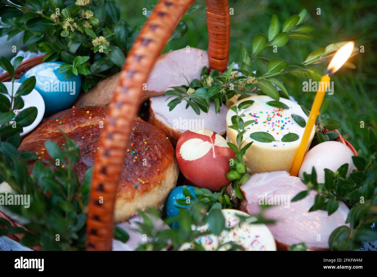 Osterkorb vor der Weihe. Christen auf der ganzen Welt feiern Ostern, um die Auferstehung Jesu Christi von den Toten und das Fundament des christlichen Glaubens zu markieren. Stockfoto