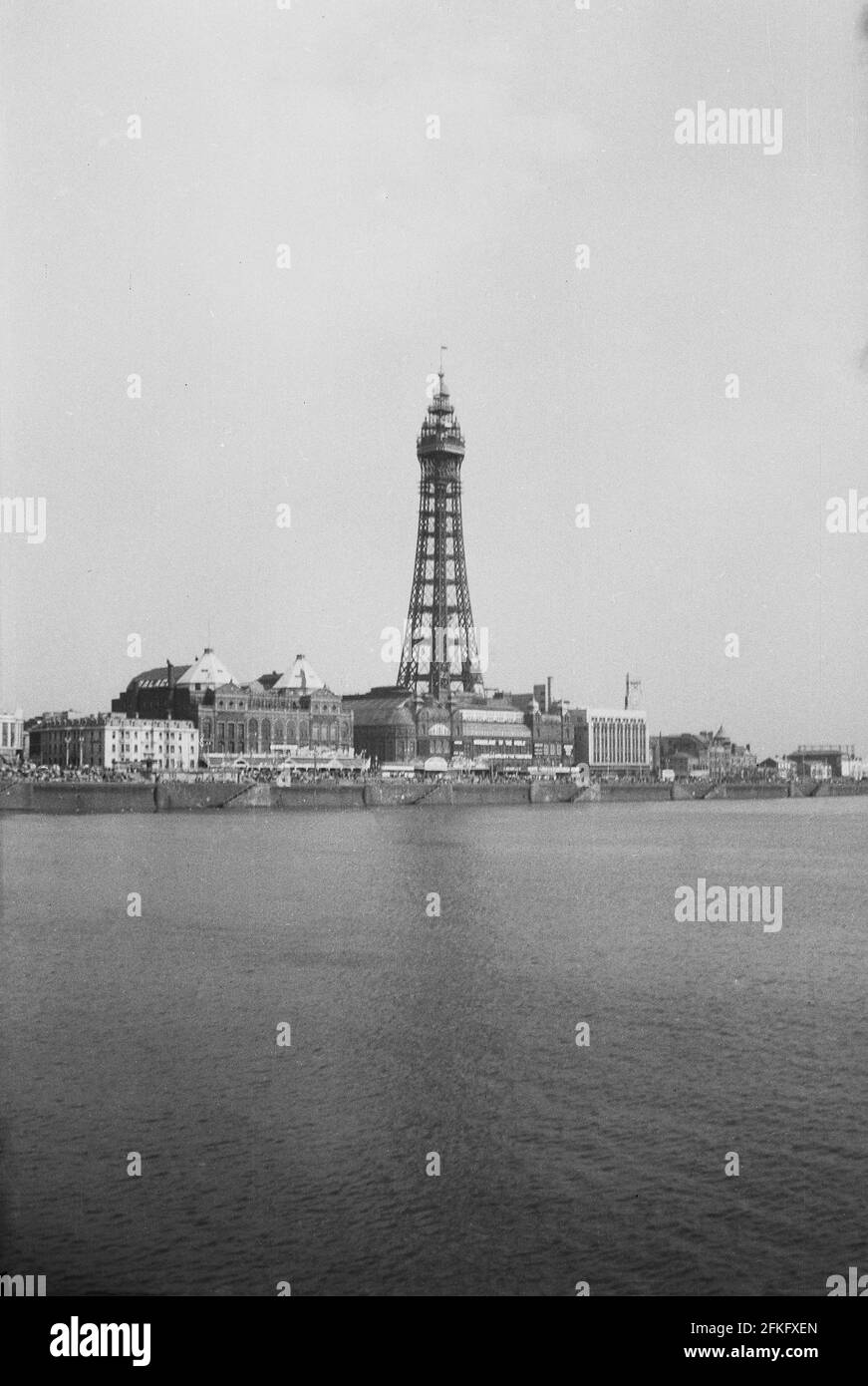 1950er Jahre, historischer, entfernter Blick über das irische Meer des Blackpool Tower, Blackpool, England, Großbritannien. Stockfoto