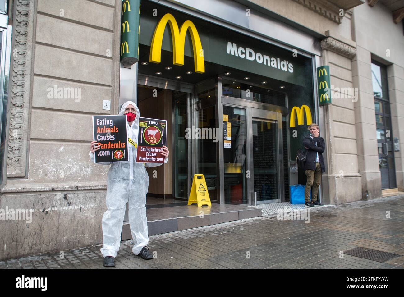 Barcelona, Katalonien, Spanien. Mai 2021. Der Protestierende wird vor einem  McDonald's gesehen, auf dem steht, dass der Verzehr von Tieren Pandemien  verursacht. 1996 verrückte Kühe. Die Vertreter von Animal Rebellion, einer  internationalen