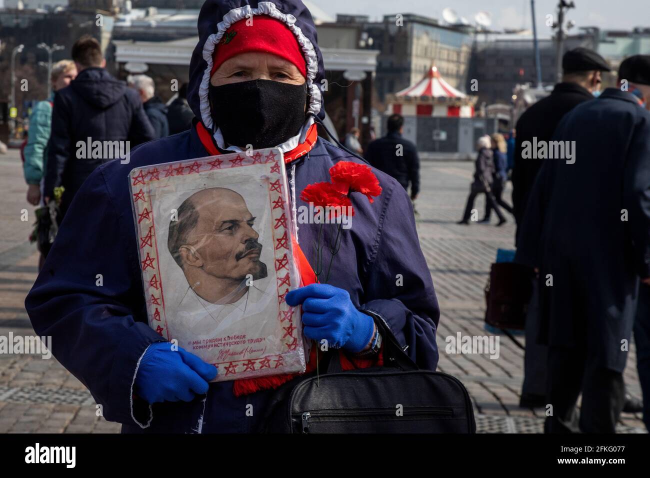 Moskau, Russland. Am 22. April 2021 besuchen russische kommunistische Anhänger das Mausoleum des sowjetischen Gründers Wladimir Lenin anlässlich des 151. Jahrestages seiner Geburt auf dem Roten Platz im Zentrum Moskaus während der neuartigen Coronavirus-Pandemie COVID-19 in Russland Stockfoto