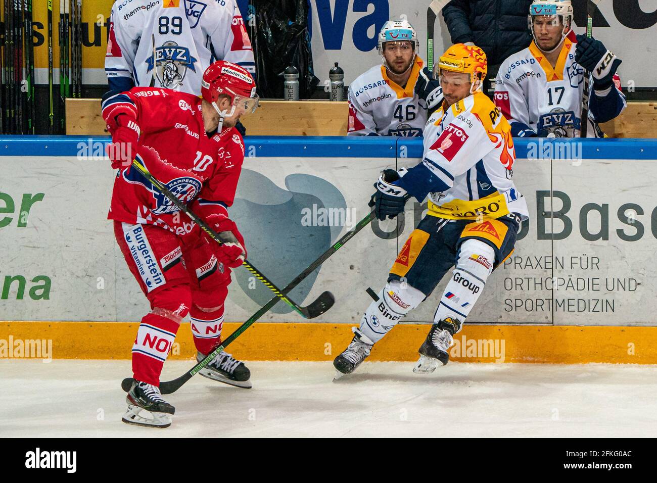 Junges Mädchen im Feldhockey bückt sich für BF, bis er ab Junges Mädchen im Feldhockey bückt sich für BF, bis er ab