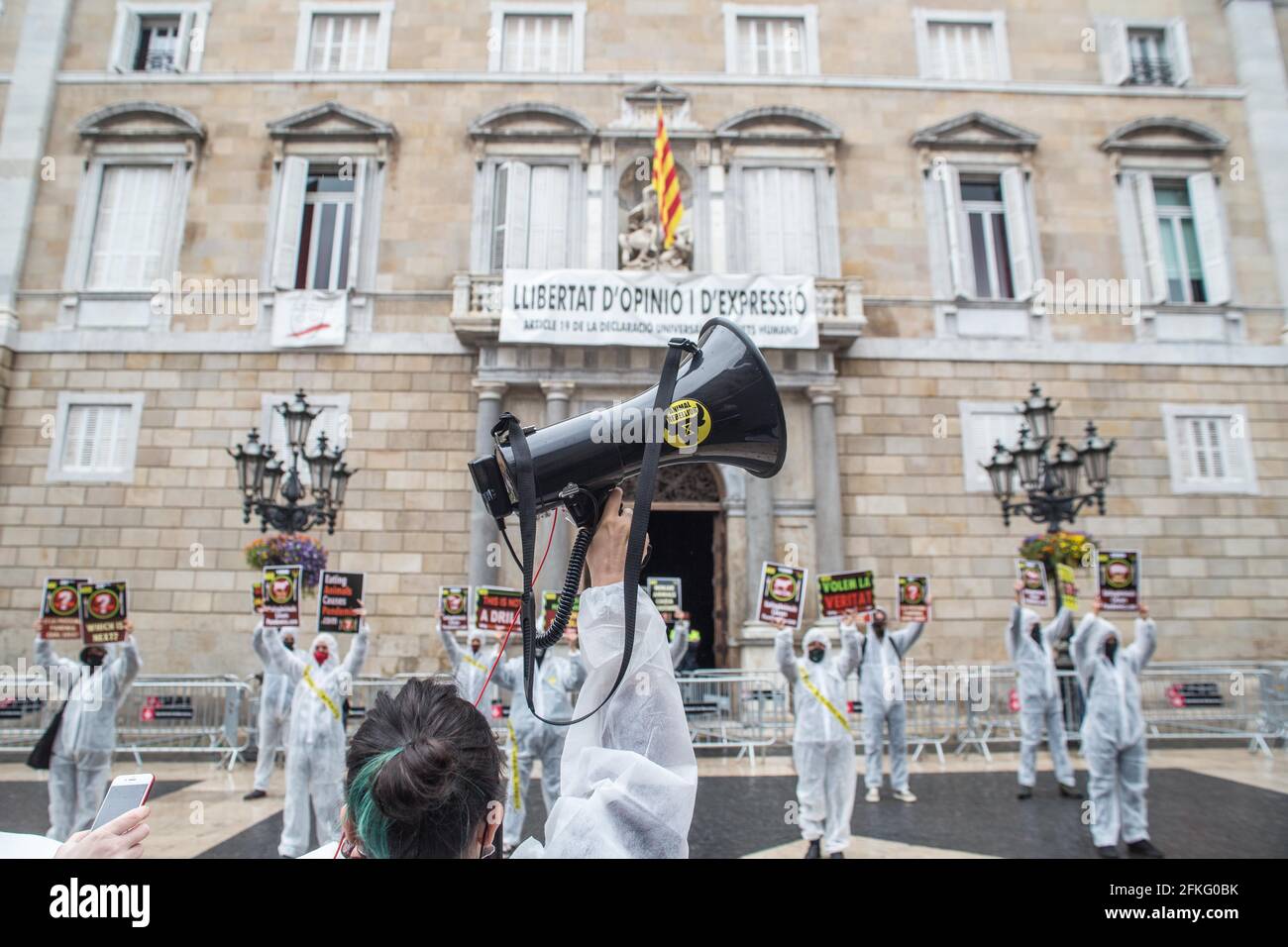 Barcelona, Katalonien, Spanien. Mai 2021. Der Protestierende wird mit Lautsprechern neben den Protestierenden mit Plakaten vor dem Gebäude der Allgemeinheit Kataloniens gesehen.die Vertreter von Animal Rebellion, einer internationalen Bewegung für den Kampf für ein nachhaltiges Ernährungssystem, Klimagerechtigkeit und Tierschutz, aus Barcelona haben sich am Samstag, den 1. Mai, Für eine globale Aktion, die in verschiedenen Städten auf der ganzen Welt durchgeführt wird, um zu warnen, was Tiere zu fressen ist die Ursache von Pandemien. Quelle: Thiago Prudencio/DAX/ZUMA Wire/Alamy Live News Stockfoto