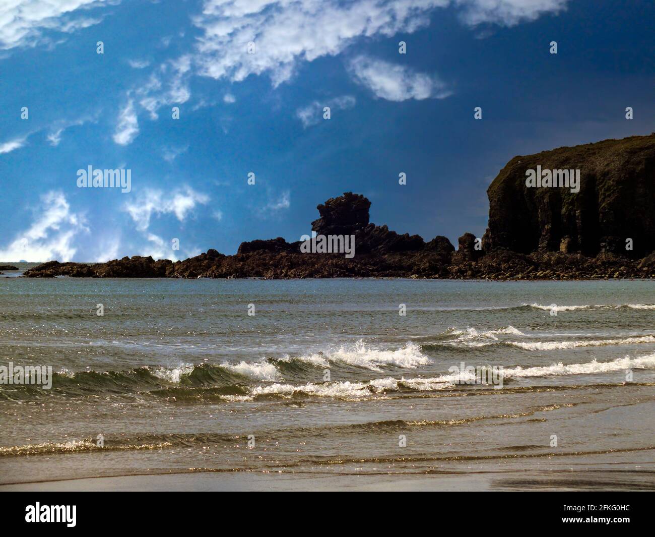 Malerische Felsformationen an der Küste der Keltischen See in Irland. Stockfoto