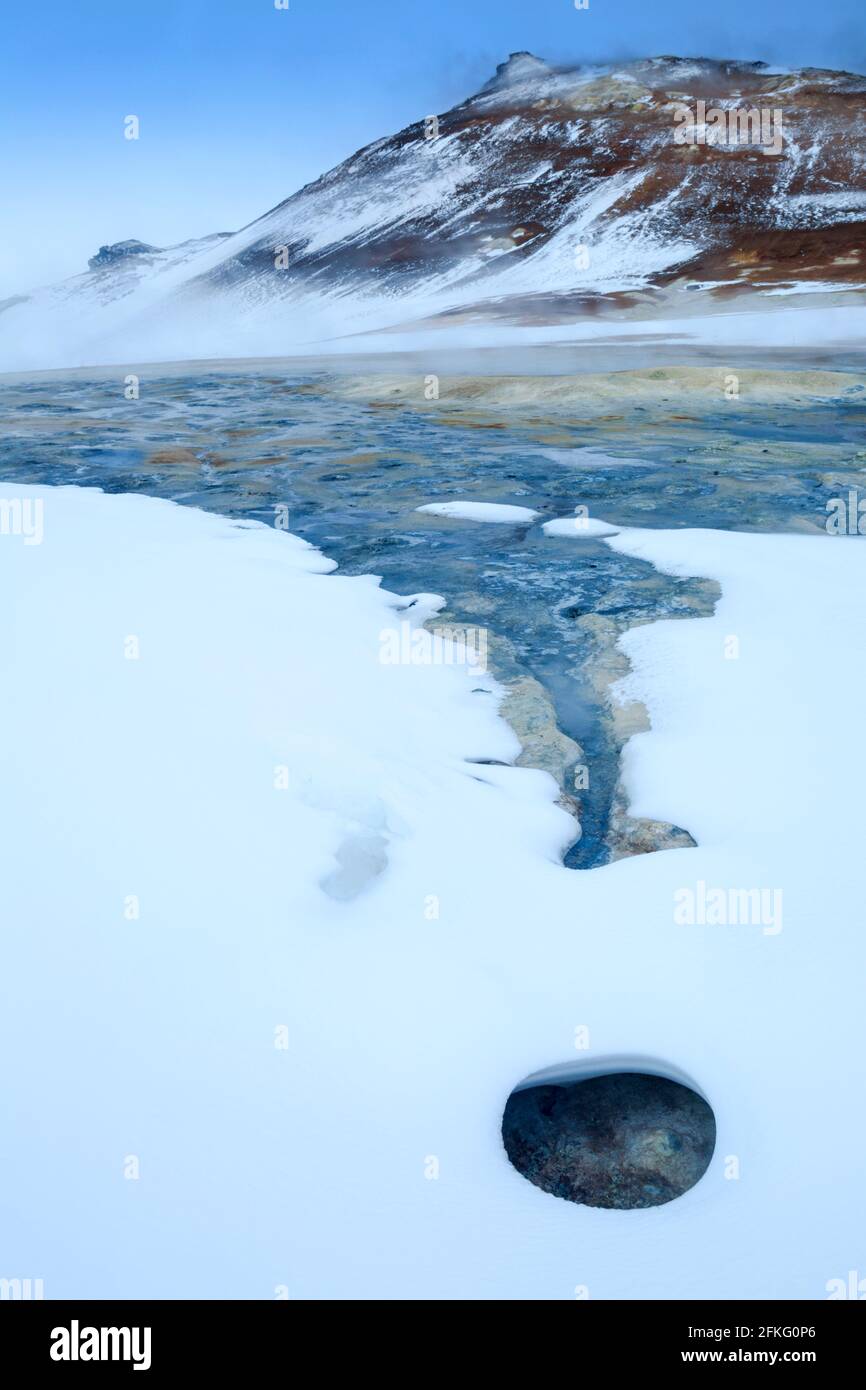 Das Hevrir-Gebiet mit kochenden Schlammtöpfen, heißen Wasserströmen und dampfenden Geysiren und bunten Felsen in Island Stockfoto