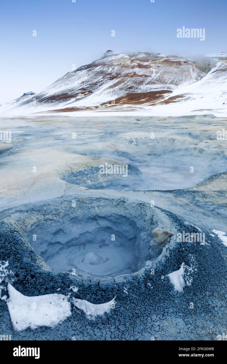 Das Hevrir-Gebiet mit kochenden Schlammtöpfen, heißen Wasserströmen und dampfenden Geysiren und bunten Felsen in Island Stockfoto
