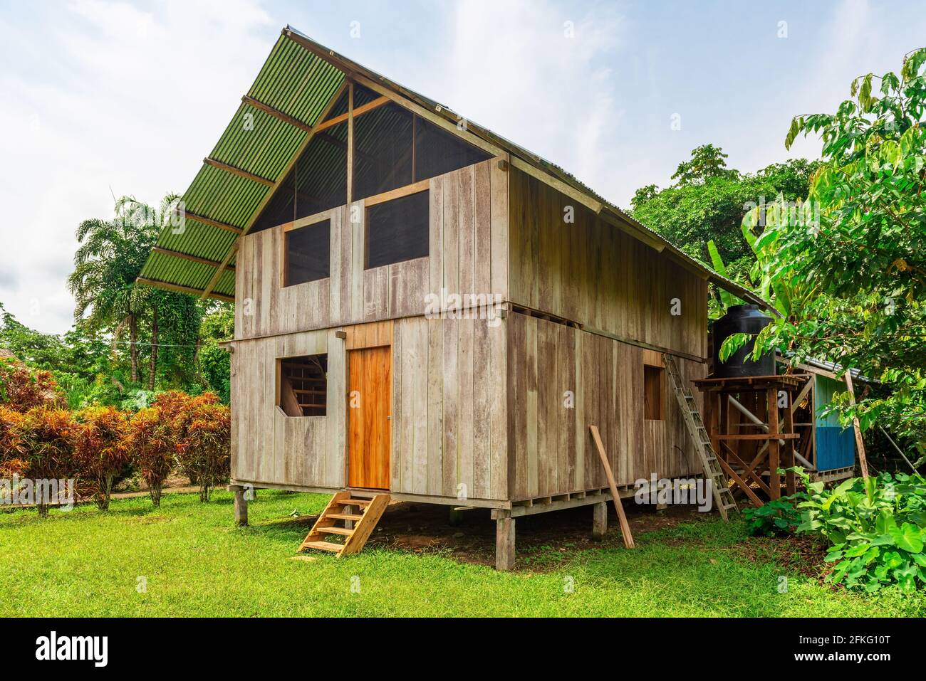 Traditionelles Holzhaus im Dorf Sabalo, Naturschutzgebiet Cuyabeno, Amazonas-Regenwald, Ecuador. Stockfoto