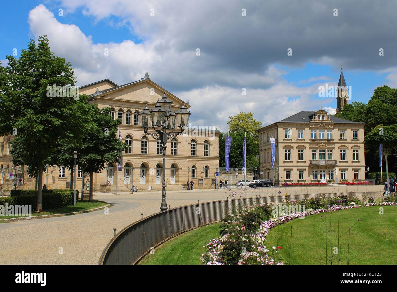 Theaterplatz in Coburg, Franken, Bayern, Deutschland: Landestheater und Edinburgh-Palais Stockfoto