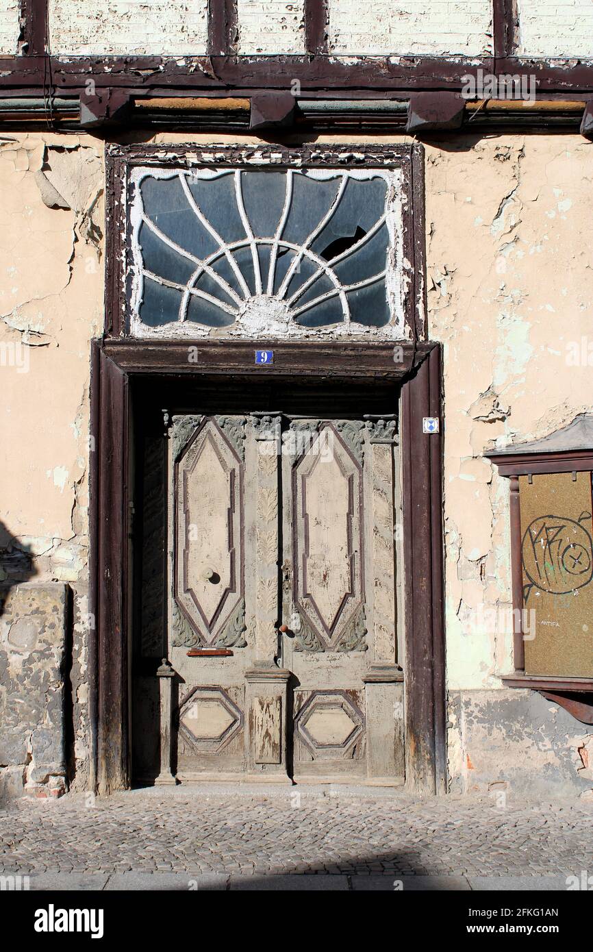 Halberstadt, eine alte Stadt im Harz, Sachsen-Anhalt, Deutschland: Alte Tür eines leeren Hauses Stockfoto