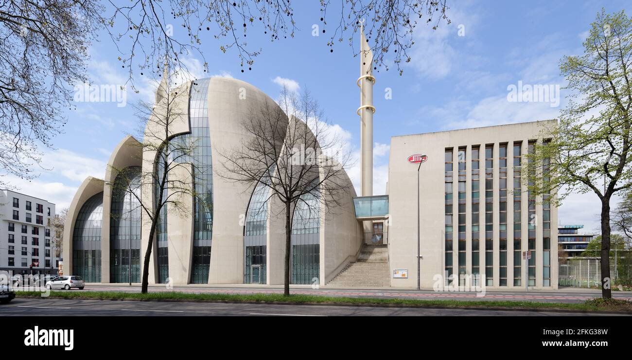 Köln, Deutschland - 17. April 2021: Die zentrale Moschee von köln vor einem blauen Himmel mit Wolken Stockfoto