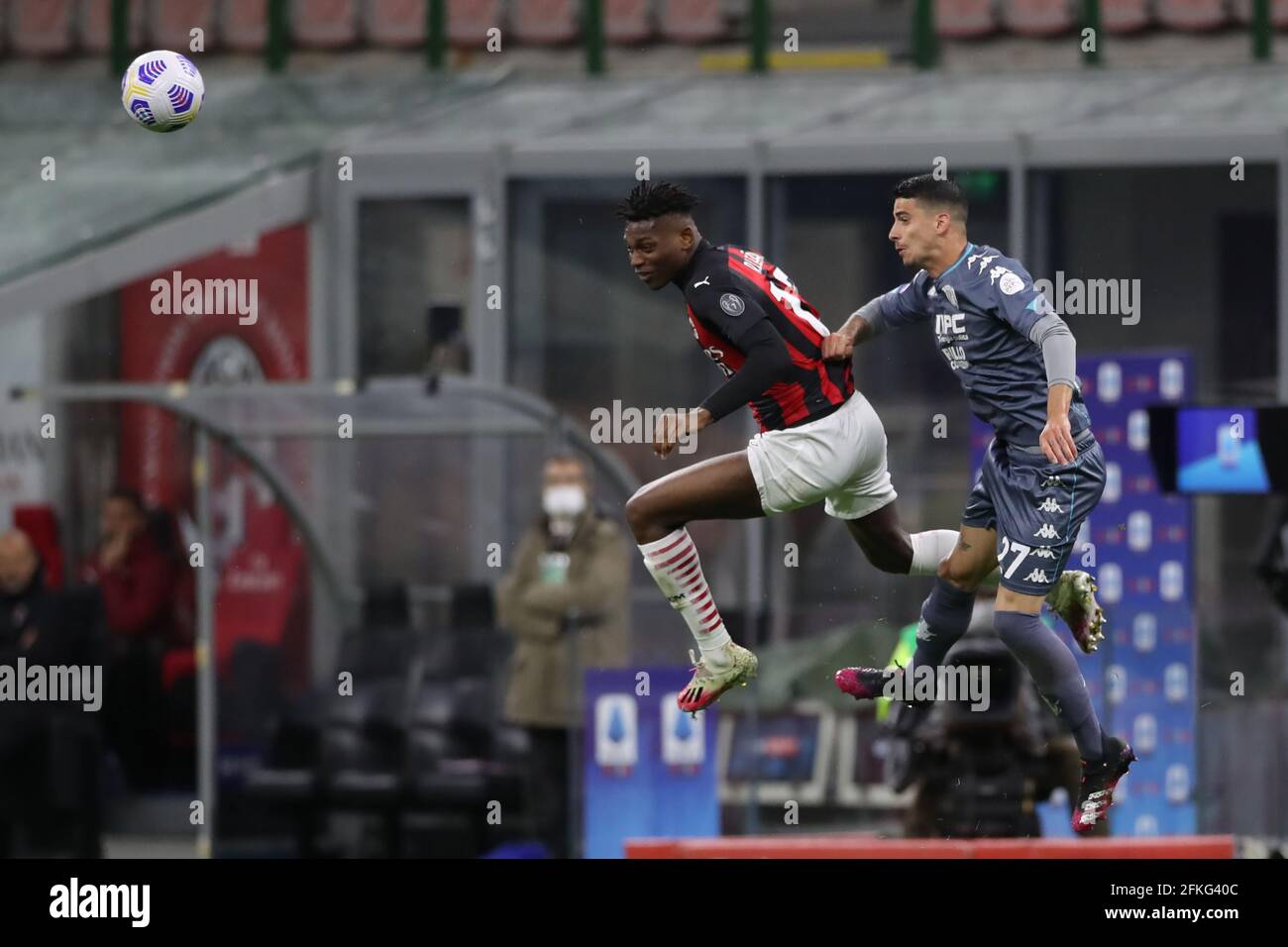 Mailand, Italien, 1. Mai 2021. Rafael Leao von AC Mailand und Fabio Depaoli von Benevento Calcio Contest für einen Luftball während der Serie A Spiel bei Giuseppe Meazza, Mailand. Bildnachweis sollte lauten: Jonathan Moscrop / Sportimage Kredit: Sportimage/Alamy Live News Stockfoto