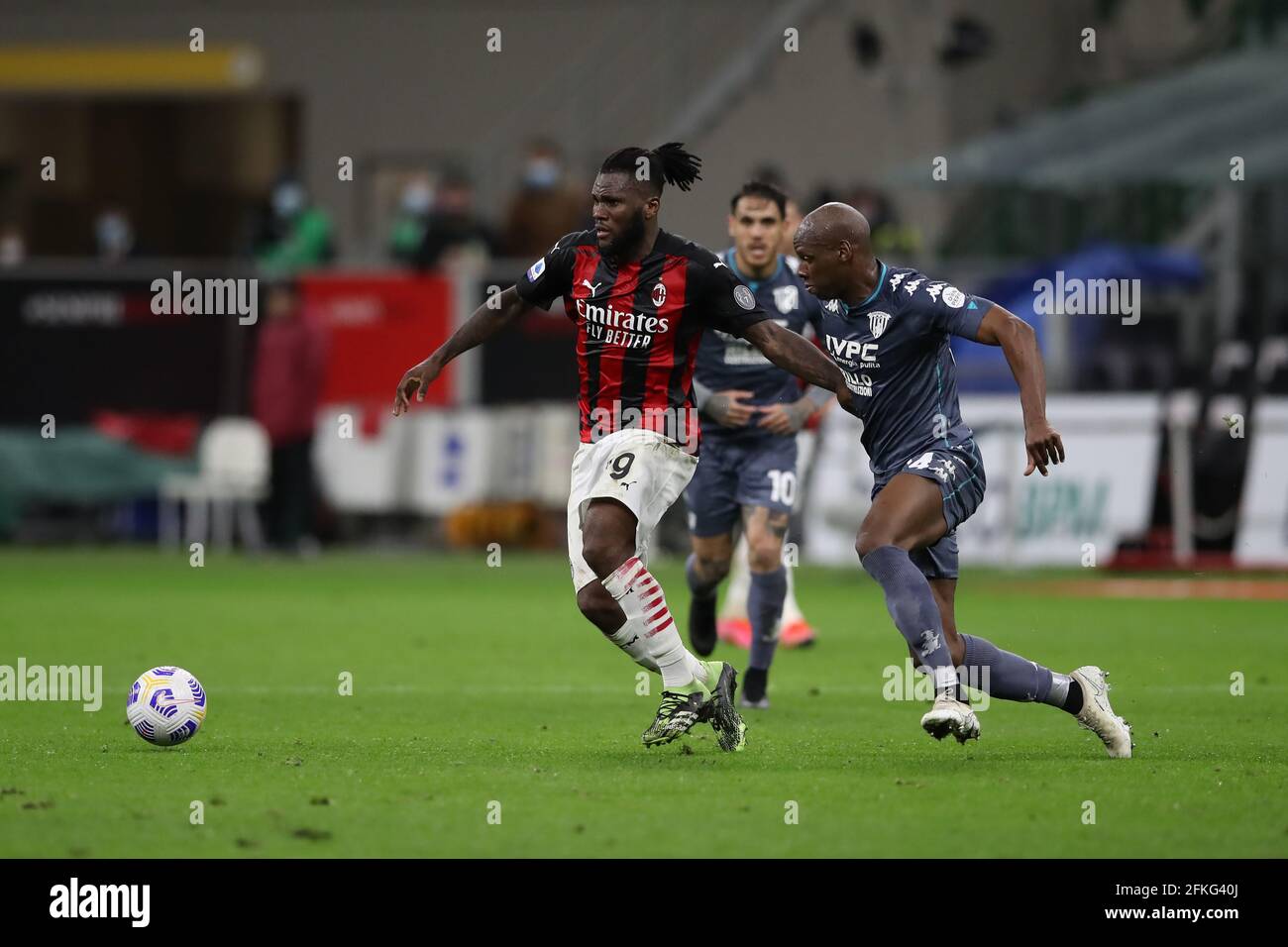 Mailand, Italien, 1. Mai 2021. Franck Kessie von AC Mailand hält Bryan Dabo von Benevento Calcio während der Serie A Spiel bei Giuseppe Meazza, Mailand. Bildnachweis sollte lauten: Jonathan Moscrop / Sportimage Kredit: Sportimage/Alamy Live News Stockfoto