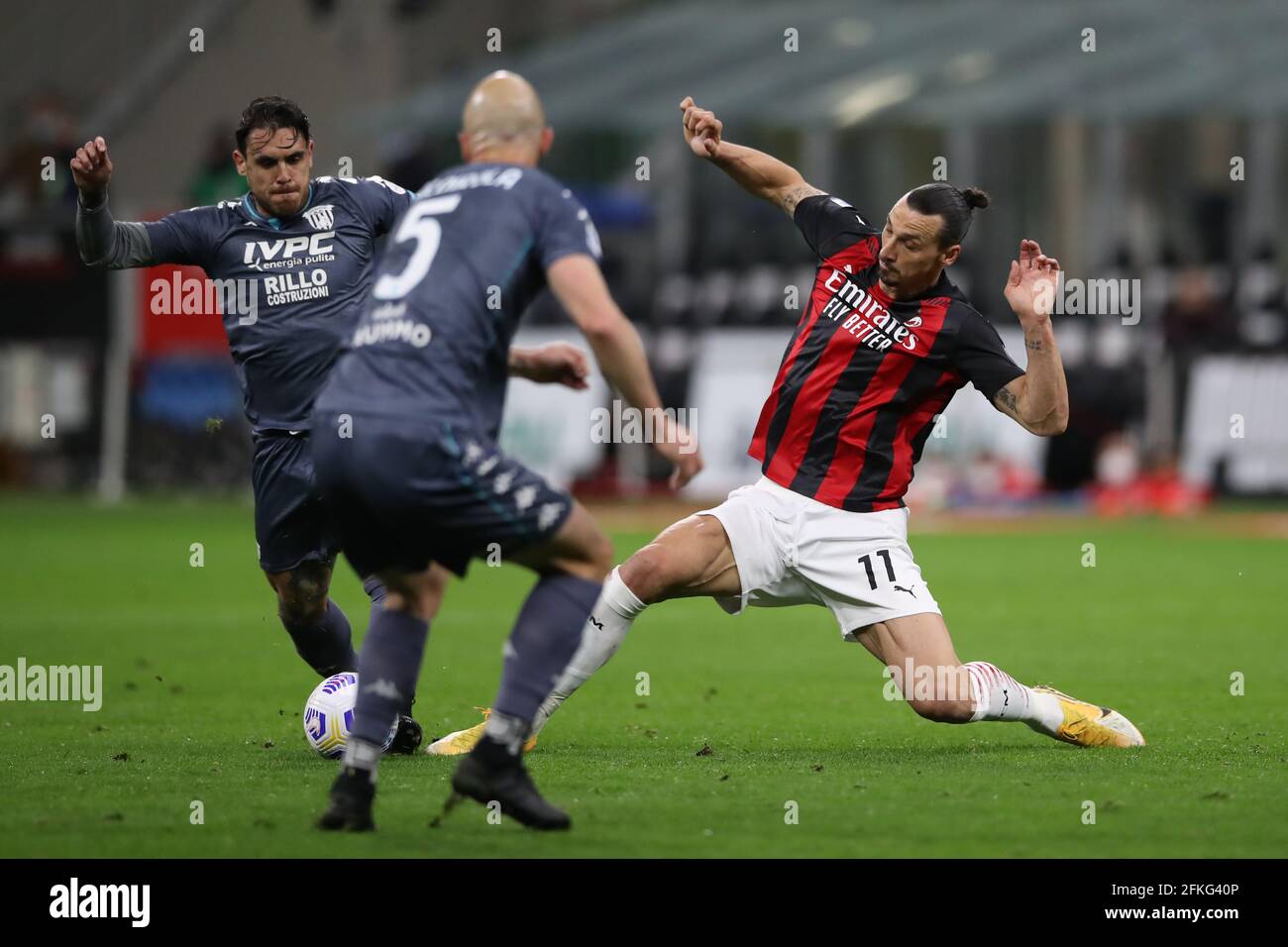Mailand, Italien, 1. Mai 2021. Zlatan Ibrahimovic vom AC Mailand rutscht ein, um Nicolas Viola von Benevento Calcio während des Serie-A-Spiels bei Giuseppe Meazza, Mailand, herauszufordern. Bildnachweis sollte lauten: Jonathan Moscrop / Sportimage Kredit: Sportimage/Alamy Live News Stockfoto