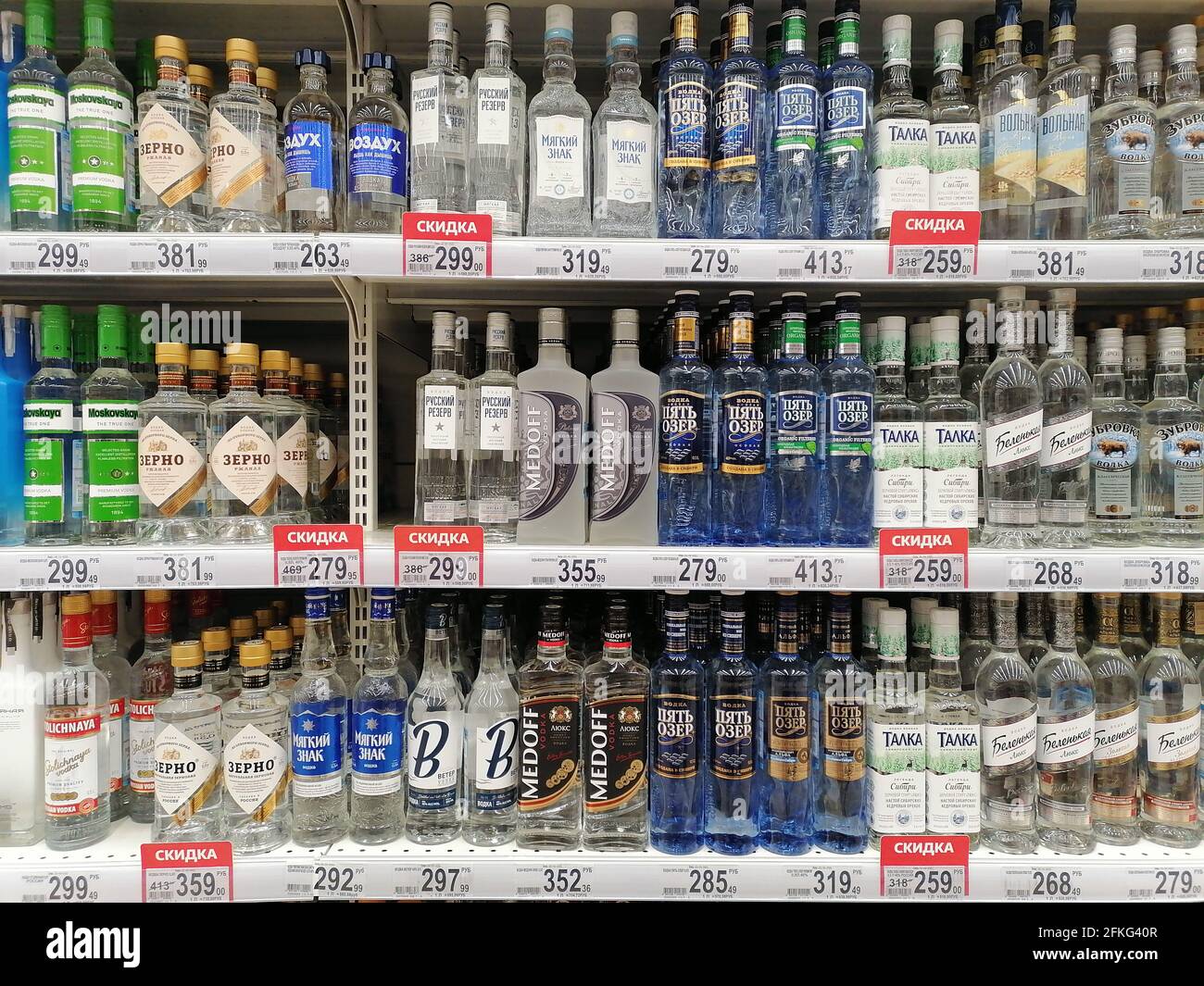 Moskau, Russland - 1. Mai 2021: Supermarktregal mit alkoholischen Getränken. Stockfoto
