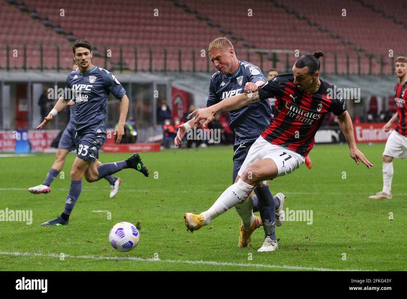 Mailand, Italien, 1. Mai 2021. Kamil Glik von Benevento Calcio tusles mit Zlatan Ibrahimovic von AC Milan während des Serie-A-Spiels bei Giuseppe Meazza, Mailand. Bildnachweis sollte lauten: Jonathan Moscrop / Sportimage Kredit: Sportimage/Alamy Live News Stockfoto