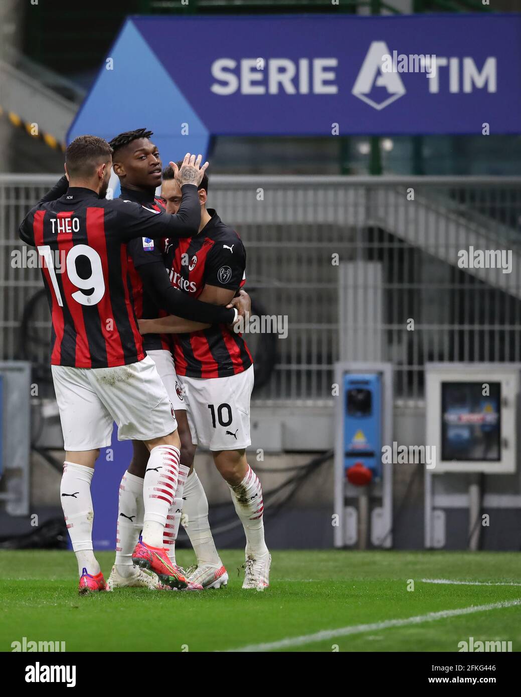 Mailand, Italien, 1. Mai 2021. Hakan Calhanoglu vom AC Mailand feiert mit Teamkollege Theo Hernandez und Rafael Leao, nachdem er die Mannschaft während des Serie-A-Spiels bei Giuseppe Meazza, Mailand, mit 1-0:0 in Führung gebracht hatte. Bildnachweis sollte lauten: Jonathan Moscrop / Sportimage Kredit: Sportimage/Alamy Live News Stockfoto