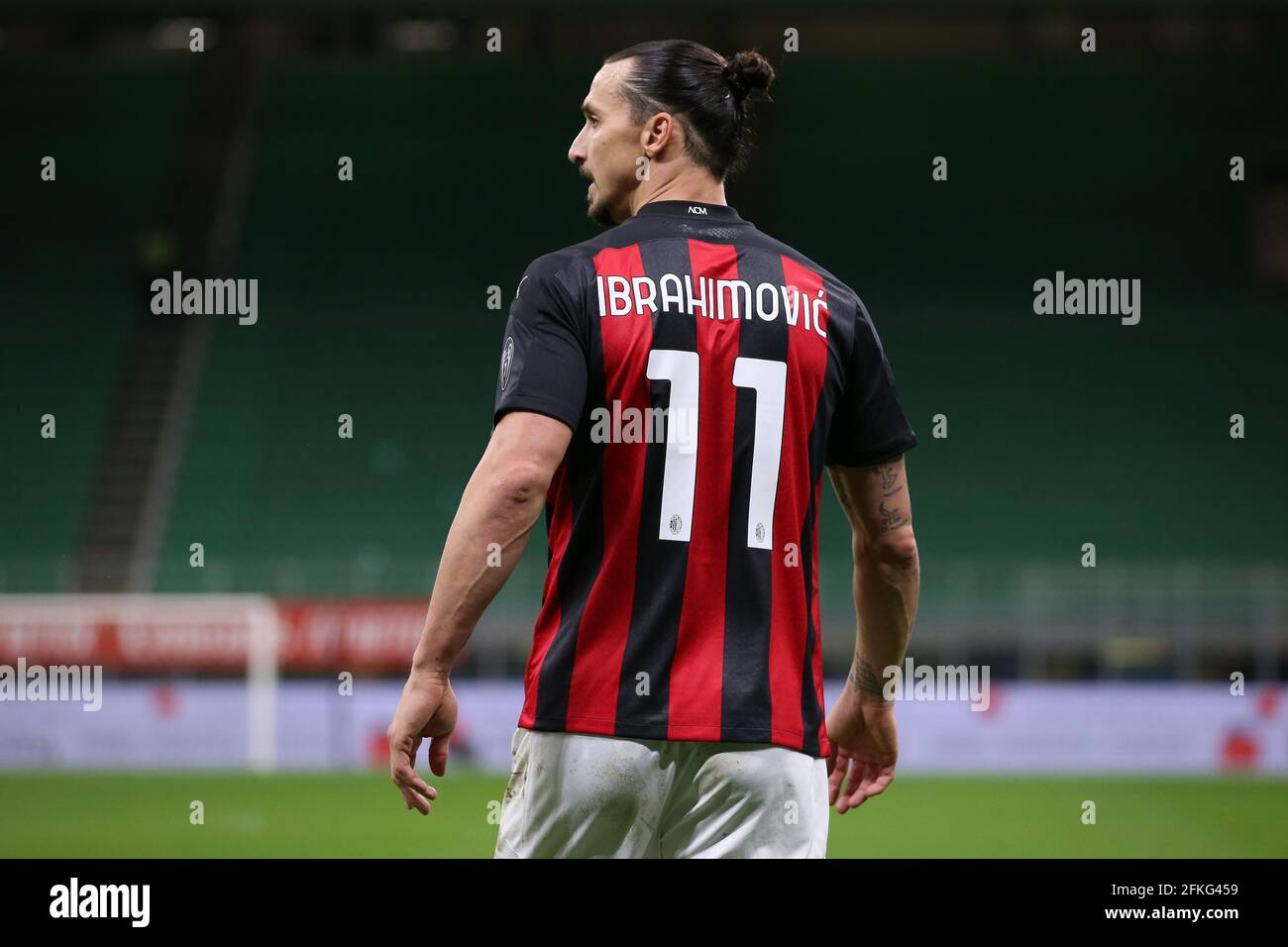 Mailand, Italien, 1. Mai 2021. Zlatan Ibrahimovic vom AC Mailand schaut während des Serie-A-Spiels bei Giuseppe Meazza, Mailand, auf. Bildnachweis sollte lauten: Jonathan Moscrop / Sportimage Kredit: Sportimage/Alamy Live News Stockfoto