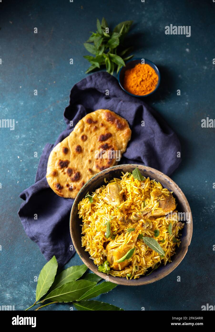 Pakistanisches und indisches Huhn Biryani Reis mit Minze und naa Brot Stockfoto