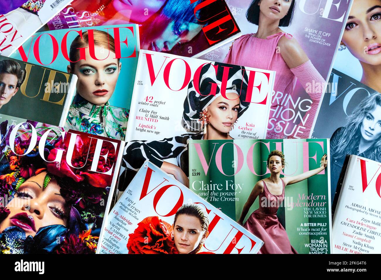 Ausgaben des Modemagazins Vogue angelegt Stockfoto