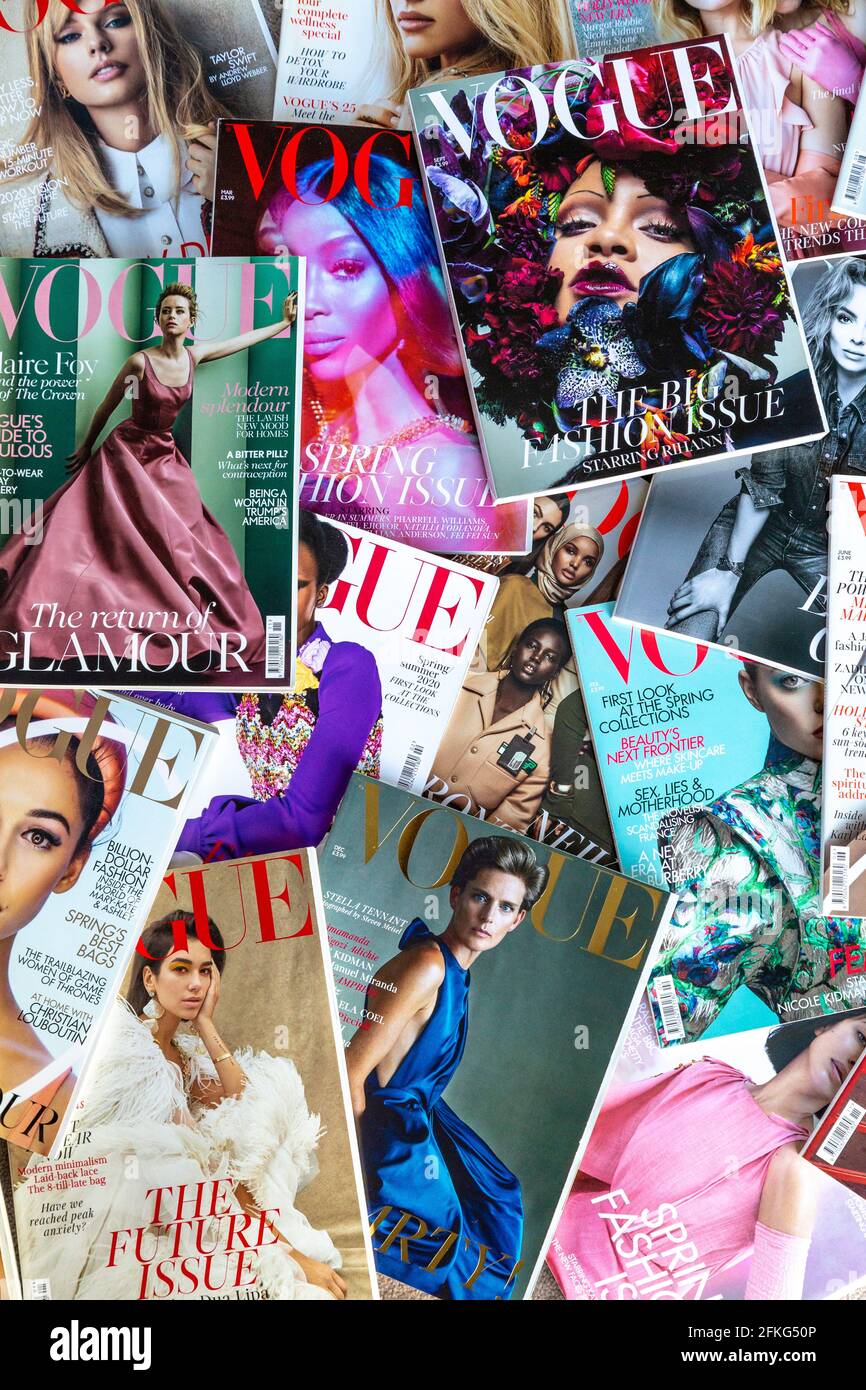 Ausgaben des Modemagazins Vogue angelegt Stockfoto