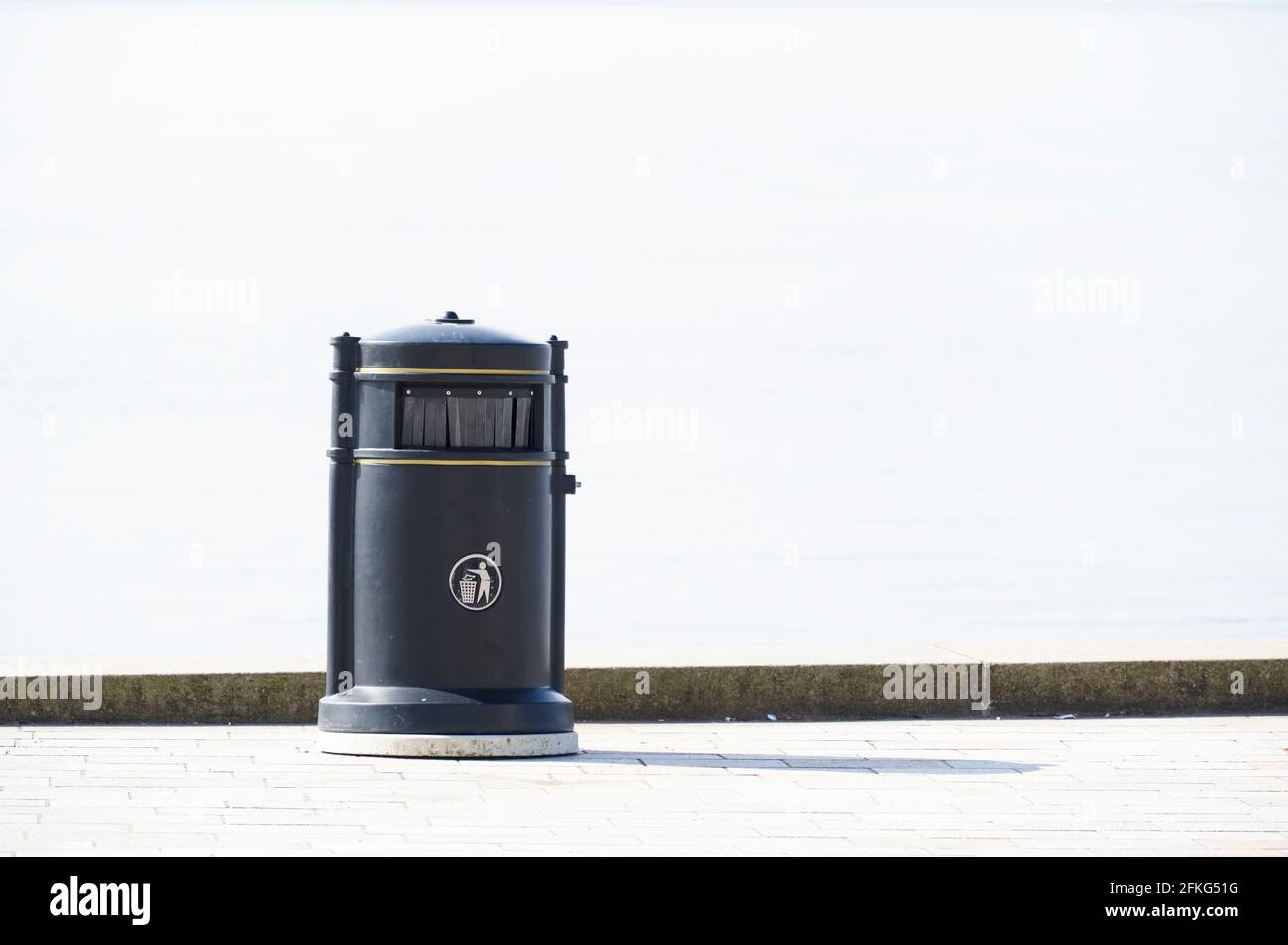 Schwarzer Abfalleimer für Müll in öffentlichen Bereichen Stockfoto