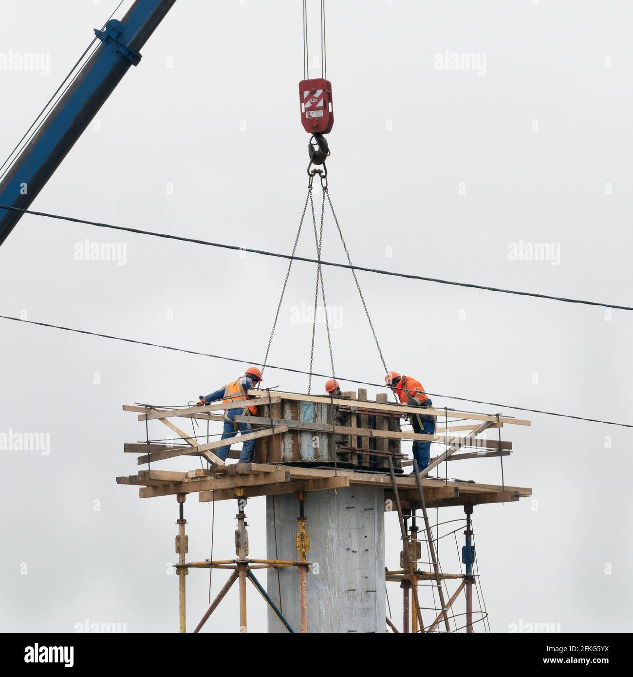 Moskau, Russland - 30. April 2021. Arbeiter, die eine Brückenstütze bauen Stockfoto