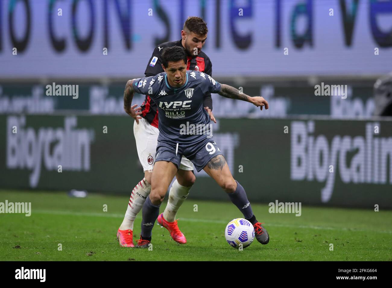 Mailand, Italien, 1. Mai 2021. Gianluca Lapadula von Benevento Calcio shileds den Ball von Theo Hernandez von AC Mailand während der Serie A Spiel bei Giuseppe Meazza, Mailand. Bildnachweis sollte lauten: Jonathan Moscrop / Sportimage Kredit: Sportimage/Alamy Live News Stockfoto