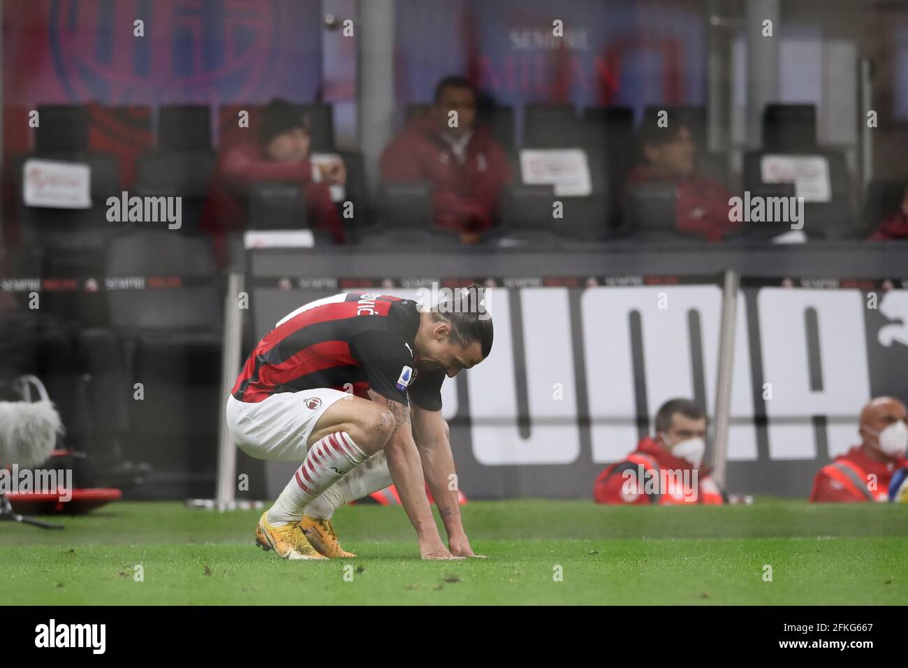 Mailand, Italien, 1. Mai 2021. Zlatan Ibrahimovic vom AC Mailand zieht beim Spiel der Serie A in Giuseppe Meazza, Mailand, an. Bildnachweis sollte lauten: Jonathan Moscrop / Sportimage Kredit: Sportimage/Alamy Live News Stockfoto
