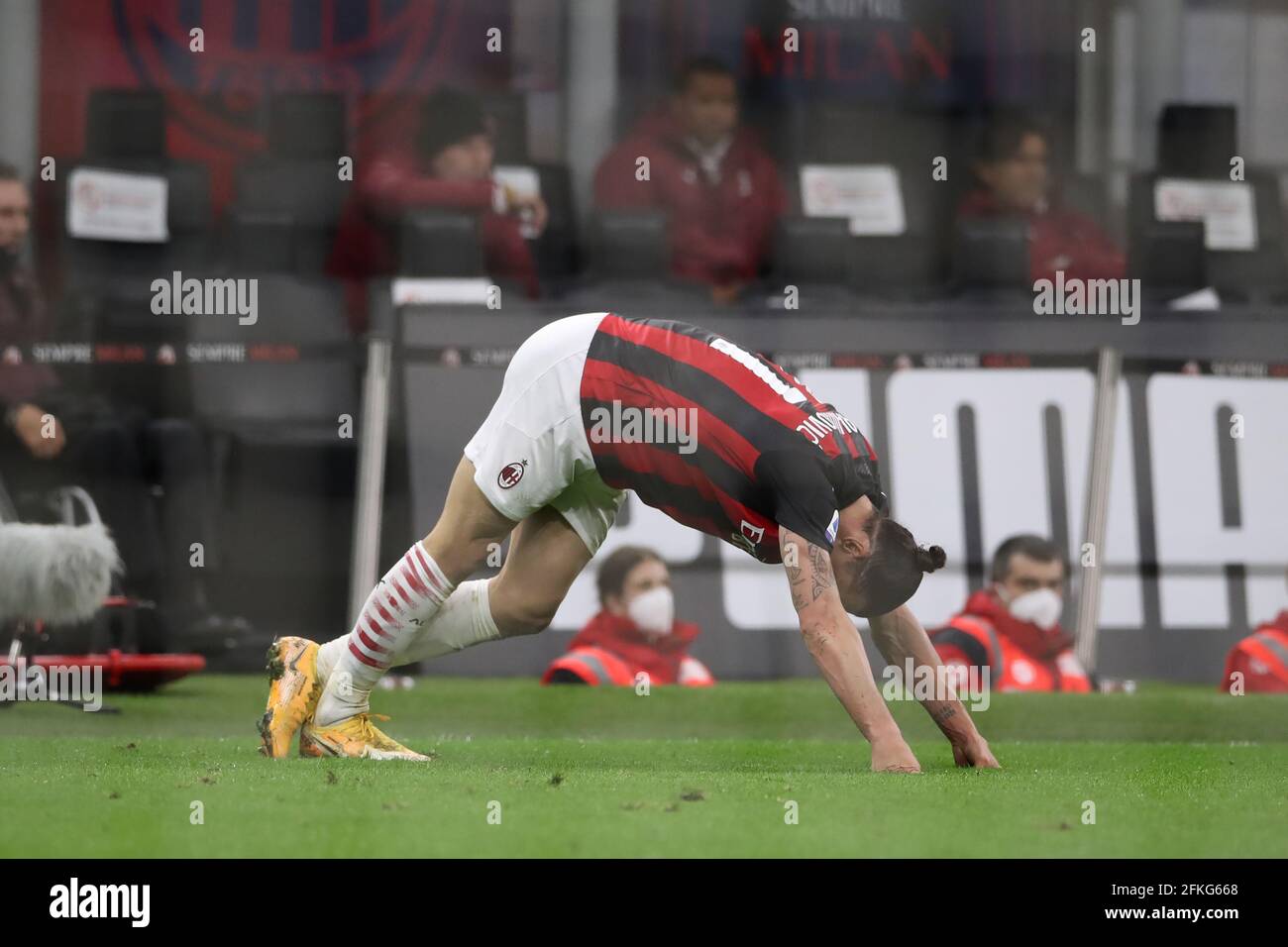 Mailand, Italien, 1. Mai 2021. Zlatan Ibrahimovic vom AC Mailand scheint sich vom Krampf zu lösen, nachdem er während des Spiels der Serie A bei Giuseppe Meazza, Mailand, gezogen war. Bildnachweis sollte lauten: Jonathan Moscrop / Sportimage Kredit: Sportimage/Alamy Live News Stockfoto